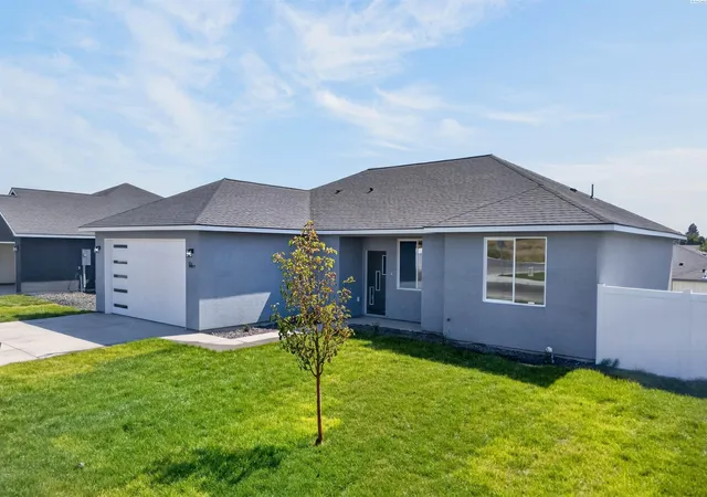 Photo 2 of Single family home for sale at 104 Olivera St, Grandview, WA 98930 | MLS# PAC292694 | Listing updated on 2026-10-27