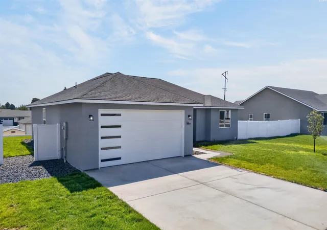 Photo 3 of Single family home for sale at 104 Olivera St, Grandview, WA 98930 | MLS# PAC292694 | Listing updated on 2026-10-27
