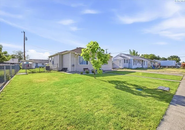 Photo 2 of Sale Pending at 1818 N 11th Avenue, Pasco, WA 99301 | MLS# PAC293181 | Listing updated on 2026-10-21