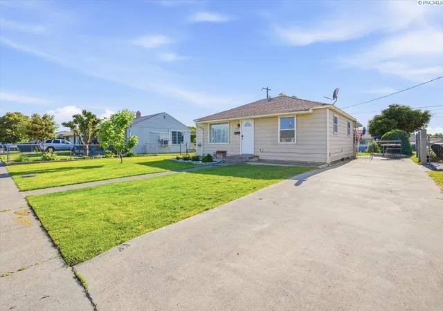 Photo 3 of Sale Pending at 1818 N 11th Avenue, Pasco, WA 99301 | MLS# PAC293181 | Listing updated on 2026-10-21