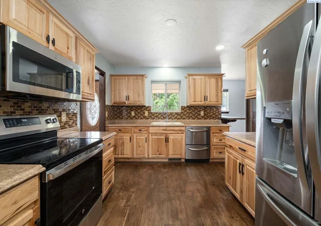 Photo 4 of Single family home for sale at 614 S Kellogg St, Kennewick, WA 99336 | MLS# PAC293407 | Listing updated on 2026-10-20