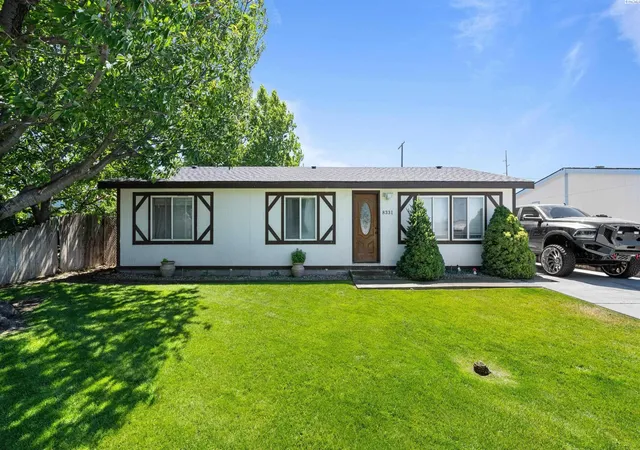 Photo 2 of Sale Pending at 8331 W Yellowstone Ave, Kennewick, WA 99336 | MLS# PAC293796 | Listing updated on 2026-10-21