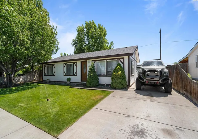 Photo 3 of Sale Pending at 8331 W Yellowstone Ave, Kennewick, WA 99336 | MLS# PAC293796 | Listing updated on 2026-10-21