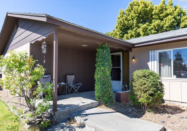 Photo 2 of Sale Pending at 737 Darrin Ct, Sunnyside, WA 98944 | MLS# PAC293808 | Listing updated on 2026-10-21