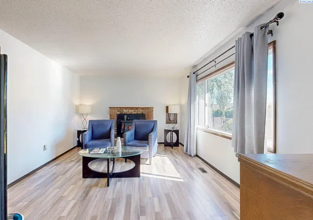 Photo 3 of Sale Pending at 737 Darrin Ct, Sunnyside, WA 98944 | MLS# PAC293808 | Listing updated on 2026-10-21
