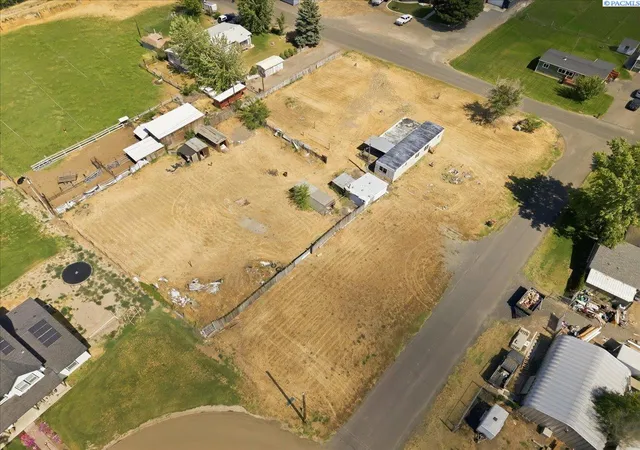 Photo 2 of Manufactured home for sale at 26 Off Pl, Burbank, WA 99323 | MLS# PAC293829 | Listing updated on 2026-10-28