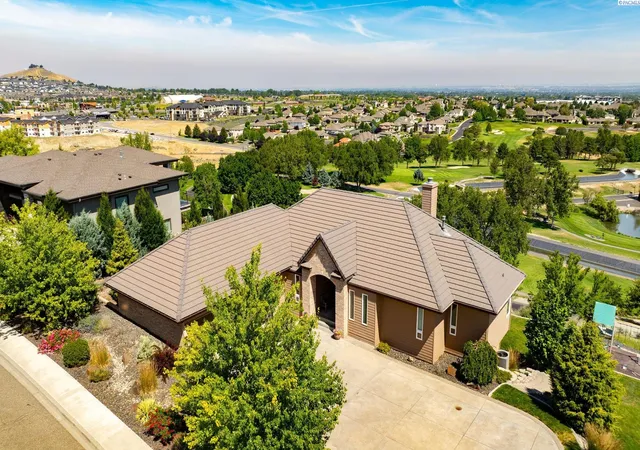 Photo 3 of Single family home for sale at 4004 W 42nd Avenue, Kennewick, WA 99337 | MLS# PAC293914 | Listing updated on 2026-10-21