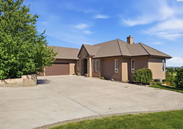 Photo 4 of Single family home for sale at 4004 W 42nd Avenue, Kennewick, WA 99337 | MLS# PAC293914 | Listing updated on 2026-10-21