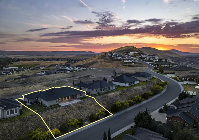 Photo 2 of Single family home for sale at 2521 Falconcrest Loop, Richland, WA 99352 | MLS# PAC294514 | Listing updated on 2026-10-15