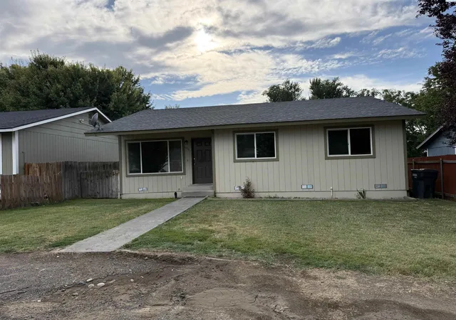 Photo 2 of Single family home for sale at 1015 Alice St, Prosser, WA 99350 | MLS# PAC294559 | Listing updated on 2026-10-27