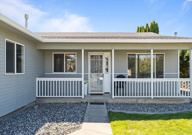 Photo 2 of Single family home for sale at 910 S Arthur, Kennewick, WA 99336 | MLS# PAC294788 | Listing updated on 2026-10-16