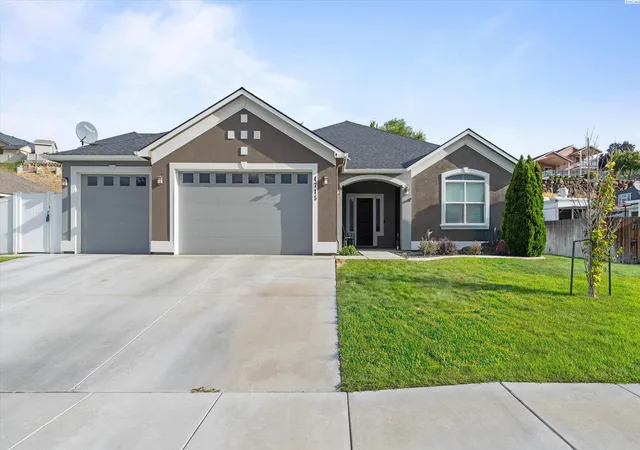 Photo 1 of Sale Pending at 4715 Bermuda Dunes Dr, Pasco, WA 99301 | MLS# PAC294791 | Listing updated on 2026-10-21