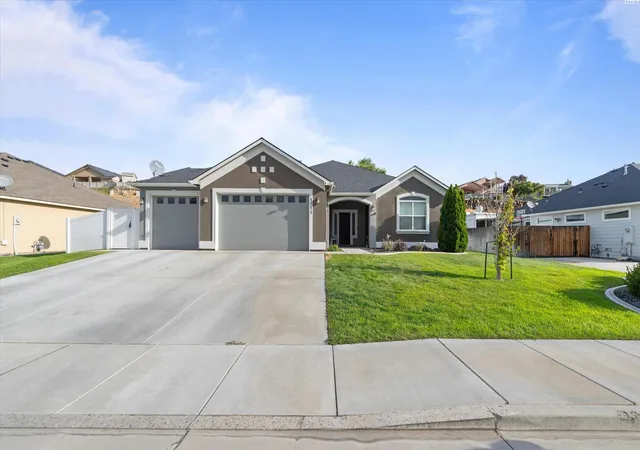 Photo 2 of Sale Pending at 4715 Bermuda Dunes Dr, Pasco, WA 99301 | MLS# PAC294791 | Listing updated on 2026-10-21