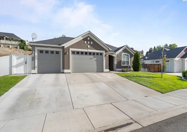 Photo 3 of Sale Pending at 4715 Bermuda Dunes Dr, Pasco, WA 99301 | MLS# PAC294791 | Listing updated on 2026-10-21