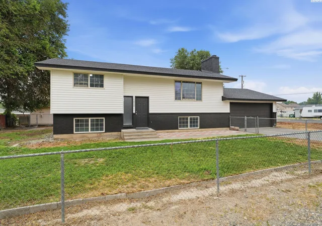 Photo 2 of Single family home for sale at 1828 W 19th Avenue, Kennewick, WA 99337 | MLS# PAC294885 | Listing updated on 2026-10-14