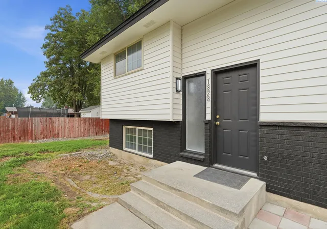 Photo 3 of Single family home for sale at 1828 W 19th Avenue, Kennewick, WA 99337 | MLS# PAC294885 | Listing updated on 2026-10-14