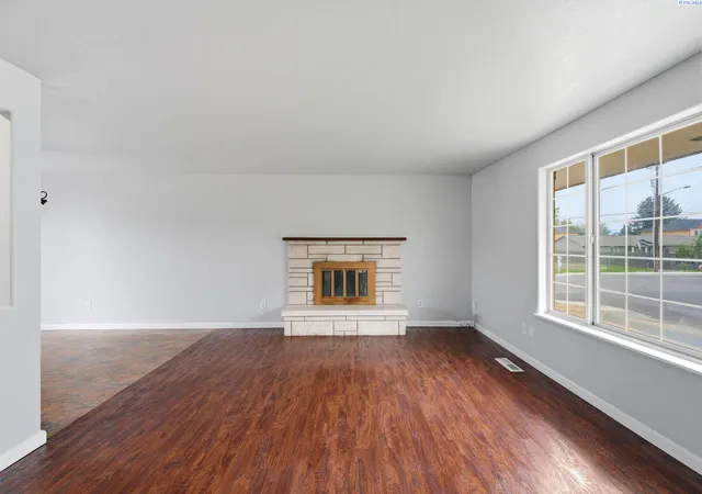 Photo 4 of Single family home for sale at 1828 W 19th Avenue, Kennewick, WA 99337 | MLS# PAC294885 | Listing updated on 2026-10-14