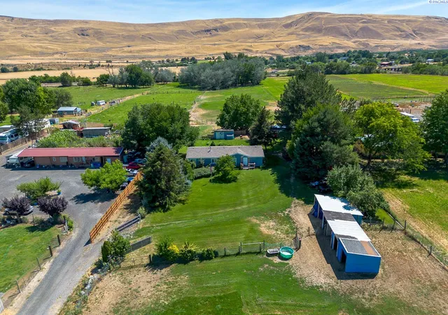 Photo 3 of Manufactured home for sale at 86503 W Old Inland Empire Hwy, Prosser, WA 99350 | MLS# PAC295013 | Listing updated on 2026-10-14