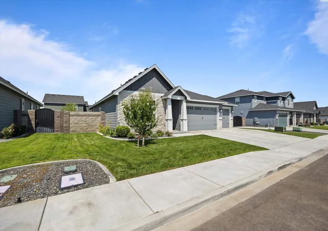 Photo 3 of Sale Pending at 8212 Fernow St, West Richland, WA 99353 | MLS# PAC295067 | Listing updated on 2026-10-21