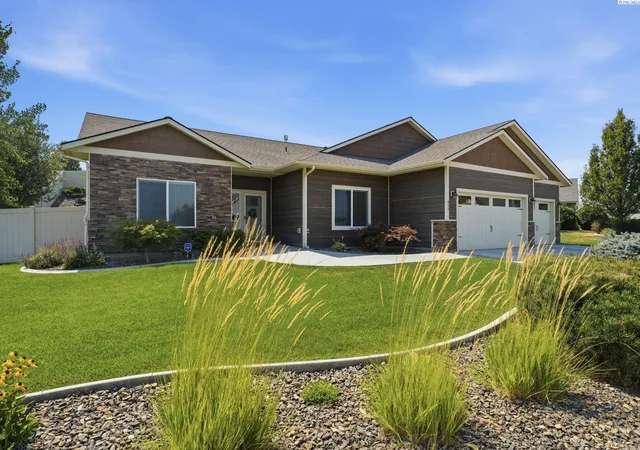 Single family home for sale at 611 Hunter St, Richland, WA 99352 | MLS# PAC295083