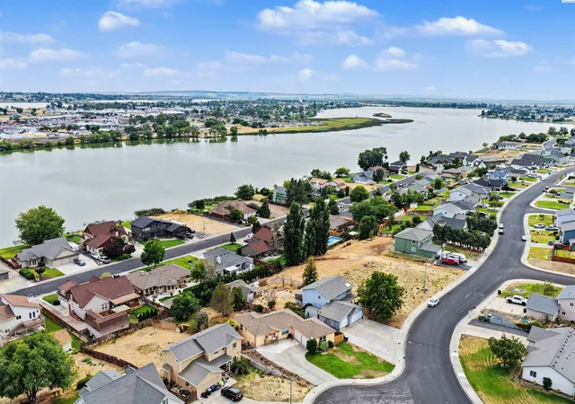 Photo 1 of Single family home for sale at 909 W Windrose, Moses Lake, WA 98837 | MLS# PAC295112 | Listing updated on 2026-10-28