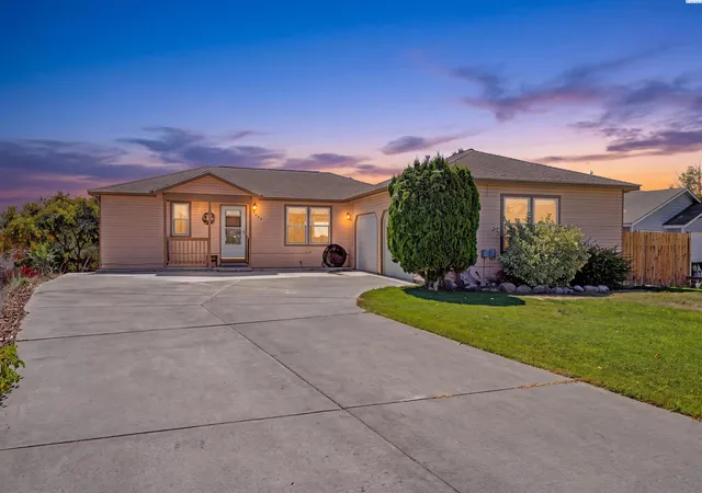 Photo 2 of Single family home for sale at 909 W Windrose, Moses Lake, WA 98837 | MLS# PAC295112 | Listing updated on 2026-10-28