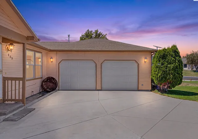Photo 3 of Single family home for sale at 909 W Windrose, Moses Lake, WA 98837 | MLS# PAC295112 | Listing updated on 2026-10-28