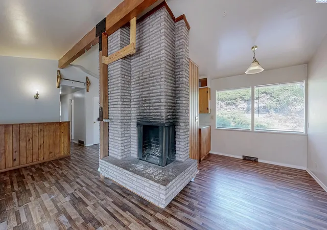 Photo 3 of Sale Pending at 1645 NE Lower Dr, Pullman, WA 99163 | MLS# PAC295135 | Listing updated on 2026-10-20
