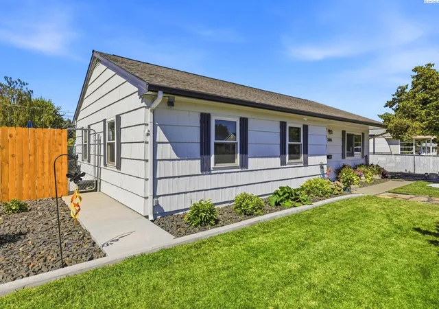 Photo 3 of Single family home for sale at 2006 Tinkle St, Richland, WA 99354 | MLS# PAC295156 | Listing updated on 2026-10-20
