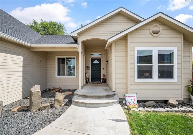 Single family home for sale at 500 Paver Ct, Benton City, WA 99320 | MLS# PAC295213