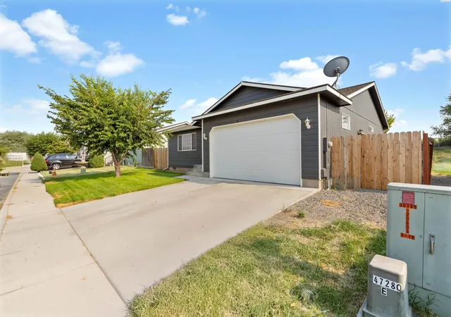 Photo 2 of Sale Pending at 216 Deangela Dr, Grandview, WA 98930 | MLS# PAC295217 | Listing updated on 2026-10-21