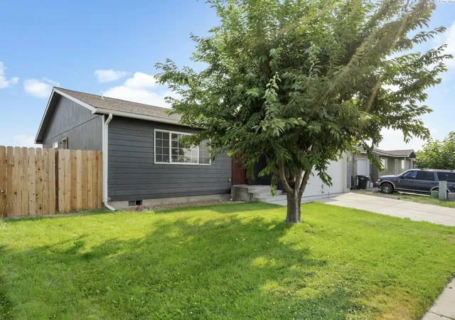 Photo 3 of Sale Pending at 216 Deangela Dr, Grandview, WA 98930 | MLS# PAC295217 | Listing updated on 2026-10-21
