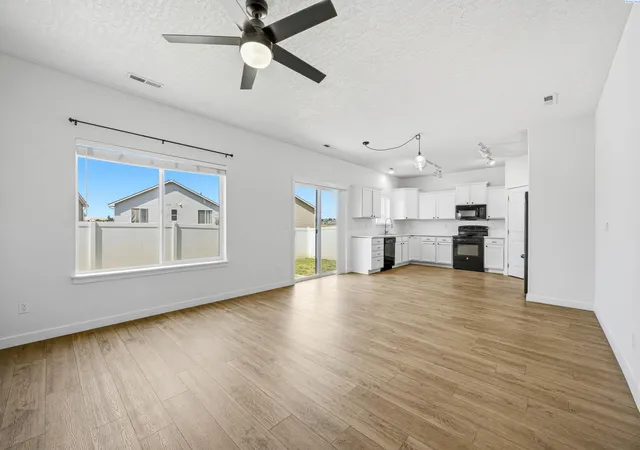 Photo 4 of Sale Pending at 1441 SW Junegrass Ln, Pullman, WA 99163 | MLS# PAC295272 | Listing updated on 2026-10-21