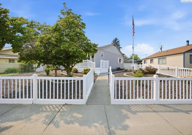 Photo 3 of Sale Pending at 1303 Potter Ave, Richland, WA 99354 | MLS# PAC295316 | Listing updated on 2026-10-21