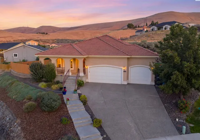 Photo 2 of Single family home for sale at 215 Sw Mariposa Ct, Prosser, WA 99350 | MLS# PAC295319 | Listing updated on 2026-10-16