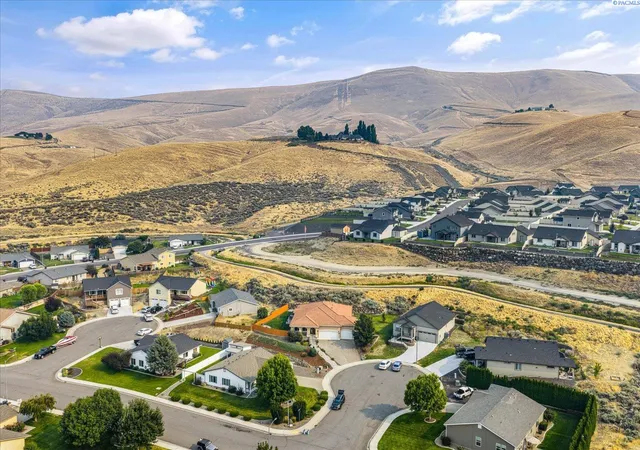 Photo 3 of Single family home for sale at 215 Sw Mariposa Ct, Prosser, WA 99350 | MLS# PAC295319 | Listing updated on 2026-10-16