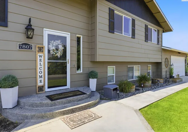 Photo 2 of Single family home for sale at 7807 W 12th Avenue, Kennewick, WA 99338 | MLS# PAC295493 | Listing updated on 2026-10-15