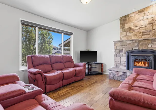 Photo 4 of Single family home for sale at 7807 W 12th Avenue, Kennewick, WA 99338 | MLS# PAC295493 | Listing updated on 2026-10-15