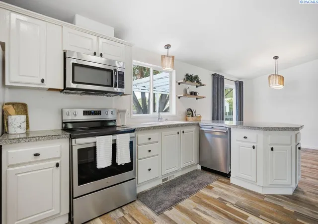 Manufactured home for sale at 316 S 9th Street, Benton City, WA 99320 | MLS# PAC295642