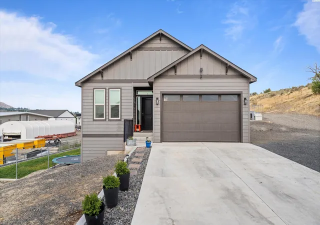 Photo 1 of Single family home for sale at 1525 Della Ave, Benton City, WA 99320 | MLS# PAC295892 | Listing updated on 2026-10-21