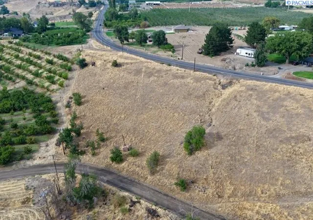 Photo 3 of Sale Pending at 2361 E Old Inland Empire Hwy, Grandview, WA 98930 | MLS# PAC295933 | Listing updated on 2026-10-21