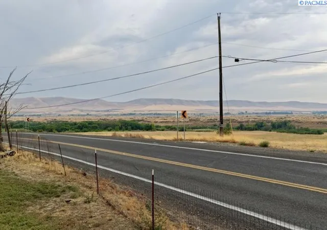 Photo 5 of Sale Pending at 2361 E Old Inland Empire Hwy, Grandview, WA 98930 | MLS# PAC295933 | Listing updated on 2026-10-21