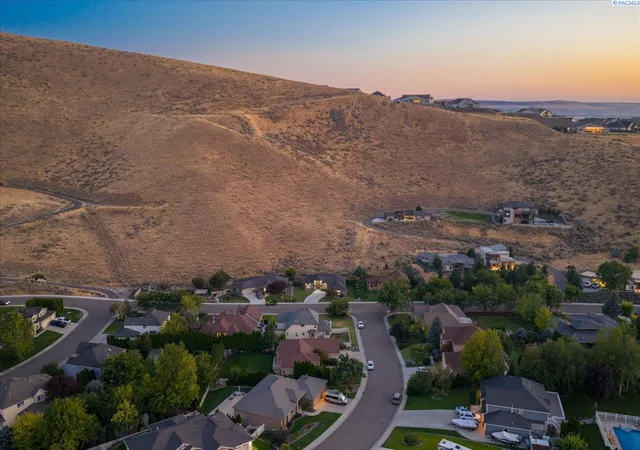 Photo 3 of Sale Pending at 1031 Meadow Hills Dr, Richland, WA 99352 | MLS# PAC295937 | Listing updated on 2026-10-22