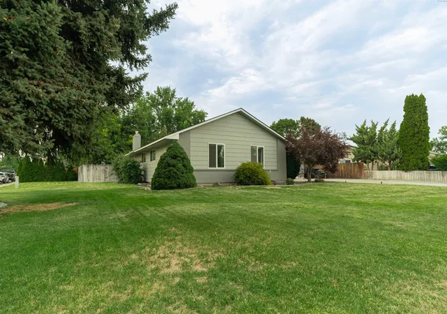 Photo 3 of Single family home for sale at 1825 Norwood Ct, Richland, WA 99354 | MLS# PAC295947 | Listing updated on 2026-10-20