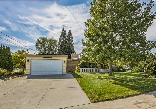 Photo 2 of Single family home for sale at 1821 Thayer Dr, Richland, WA 99354 | MLS# PAC295992 | Listing updated on 2026-10-17
