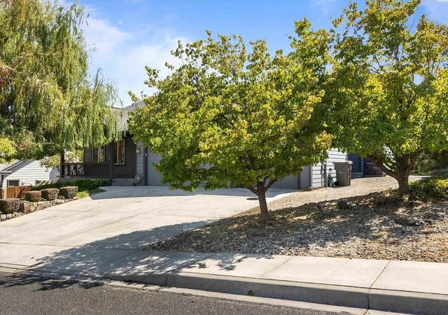 Photo 2 of Single family home for sale at 215 West 53rd, Kennewick, WA 99337 | MLS# PAC296037 | Listing updated on 2026-10-17