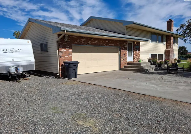 Photo 3 of Single family home for sale at 44302 E Alderbrook Ct, West Richland, WA 99353 | MLS# PAC296068 | Listing updated on 2026-10-22
