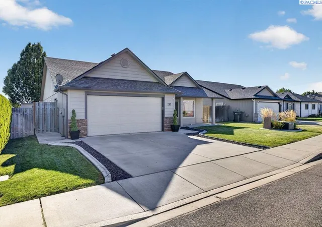 Photo 3 of Sale Pending at 213 S Belfair St, Kennewick, WA 99336 | MLS# PAC296083 | Listing updated on 2026-10-21