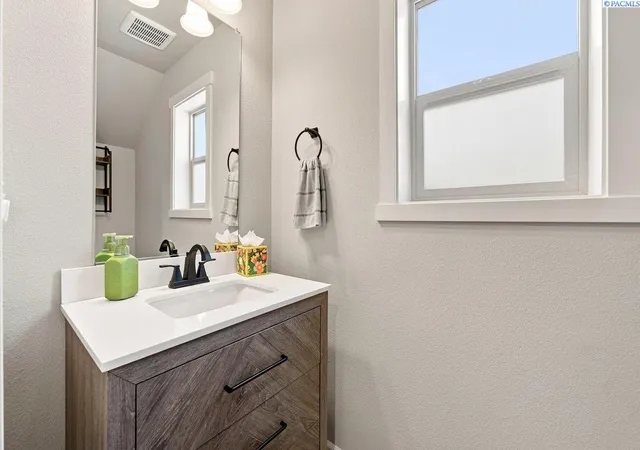 Photo 4 of Sale Pending at 3815 Atlanta Ln, Pasco, WA 99301 | MLS# PAC296099 | Listing updated on 2026-10-21