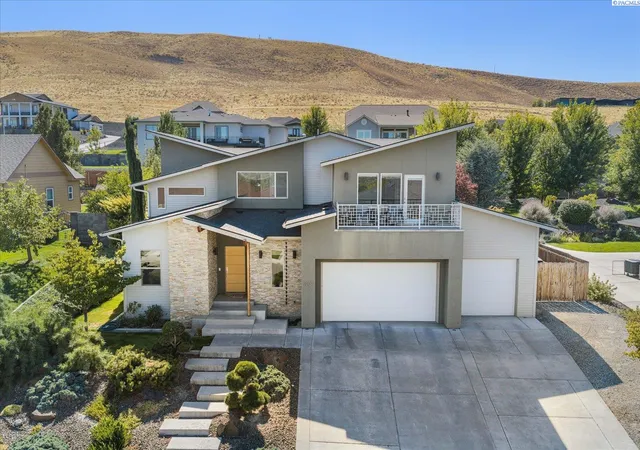 Photo 2 of Single family home for sale at 2207 W 50th Avenue, Kennewick, WA 99337 | MLS# PAC296120 | Listing updated on 2026-10-16